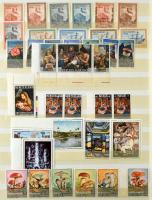 Tétel maradvány: főleg postatiszta vegyes külföldi bélyegek közte több San Marino 2 db A4 berakóban