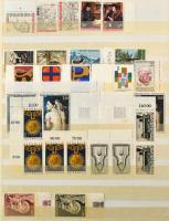 Tétel maradvány: főleg postatiszta vegyes külföldi bélyegek közte több San Marino 2 db A4 berakóban