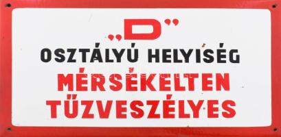 Zománcozott fém jelzőtábla, "D osztályú helyiség mérsékelten tűzveszélyes" felirattal, zománchibával, 25x39 cm