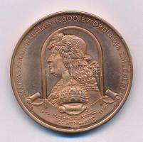 Bozó Gyula (1913-2004) / Szabó Géza (1939-) 1990. "Mátyás király halálának 500. évfordulója emlékére / Zur Erinnerung des 500. Jahrestages des Todes von König Mathias" bronz emlékérem fóliatokban, korabeli számlával (42,5mm) T:AU (eredetileg PP)