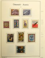 Ausztria 1955-1987 gyűjtemény falcmentes Leuchtturm albumban, zöld borítóval