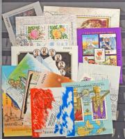 Főként modern pecsételt blokkok és kisívek + 4 db bélyegfüzet, 16 fekete lapos, A/4-es berakóban