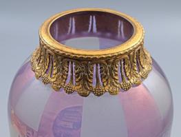 Régi váza historizáló görög stílusú jelenettel díszítve, réz szerelékkel, felső szereléke elvált, je...