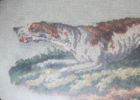 Régi üvegbetétes tálca, vadászkutya gobleines jelenettel, 23x14 cm