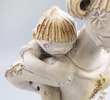 Kovács Éva (1938-): Anya gyermekével. Jelzett, mázsérüléssel, m: 35 cm