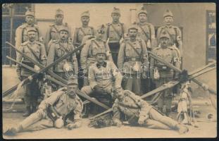 cca 1917 Egészségügyi elsősegélynyújtó egység fotója, összecsukható hordágyakkal, teljes felszerelés...