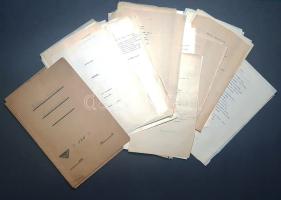 [Kézirat] Aszlányi Károly író, költő, kritikus, forgatókönyvíró (1908-1938) "Zsebversek" című kötetének nyomdai előkészítésre váró, publikálatlan kéziratlapjai Horváth Jenő szerkesztő saját kezű megjegyzéseivel. 53 (+ 5 + 7) gépelt levél. Kelt: [Budapest], 1939. február. 53 + 12 gépelt levél, a levelek mérete: 335x210 mm. A tragikusan fiatalon, autóbalesetben meghalt Aszlányi Károly (1908-1938) újságíró, színpadi szerző, forgatókönyvíró, a két világháború közti kalandregényírás egyik mestere 1927-től novellákkal, kritikákkal és versekkel jelentkezett a Nyugat hasábjain. A verseiben számos szerepet felvevő urbánus költő a Heltai Jenő-i félig komoly, félig tréfás, szerepjátszó modort vitte tovább szövegeiben. Szerkesztőhöz eljuttatott, gépelt kéziratlapjaiból Horváth Jenő készített kötettervet, nekrológként is funkcionáló előszavát is ő írta. Publikálatlan kézirat-gyűjteményünk a tartalomjegyzék tanúsága szerint a 43 versből álló verseskötet 30 versét tartalmazza hiánytalanul, néhány kéziratoldalon ismeretlen kéz által írt korrektúra-jelekkel. Számos levélen kisebb lapszéli gyűrődések. 53 levél terjedelmű verseskönyv-kéziratunkhoz öt levélnyi másolat csatlakozik: a másod-, illetve harmad- és negyedpéldányok az eredetitől szövegezésükben kissé eltérnek. Gyűjteményünkhöz további hét, a verseskötetbe nem szánt lap is csatlakozik: ezeken a költő "Ádvent", "Az egyedülvalóság estéje", "Csitri asszonynak, aki mostanában szerettem", "Éhség", "És jöttem, hét kövér esztendő után", illetve "Tavasz futása" című, korábban publikált költeményei szerepelnek, e versek a Nyugat folyóirat 1935. évi 5. számában keltettek kisebb feltűnést. Jó állapotú lapok, szerkesztői feliratozással ellátott korabeli mappában, "Aszlányi Károly: Zsebversek, 1939. év I. szám" felirattal.