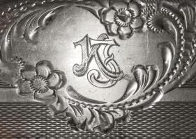 Ezüst (0.800 Ag) cigarettatárca, jelzett, gravírozott "KJ" monogrammal, 75x105mm, bruttó 1...
