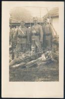 1915 Szuronyos puskás katonák a fronton, fotó szép állapotban, 14×9 cm