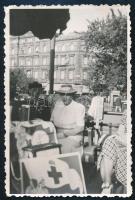 1940 Vöröskeresztes gyűjtés, fotó hátoldalon feliratozva, 8,5×5,5 cm
