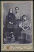cca 1900 A Moldován család hölgytagjai, keményhátú fotó Kováts nagybányai műterméből, 16,5×10,5 cm