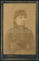 cca 1900 Fiatal lány hosszú copffal, keményhátú fotó Helfrich József lippai műterméből, 10,5×6,5 cm
