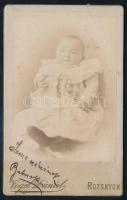 cca 1905 Kisbaba portréja, keményhátú fotó Vogel Dániel rozsnyói műterméből, 10,5×6,5 cm