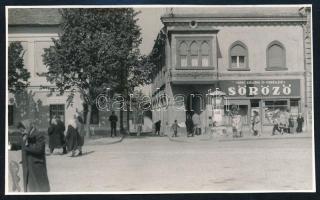 cca 1964 Pápa, a Pápa Szálloda és Vendéglátó Vállalat sörözője, utcakép, 8×13,5 cm