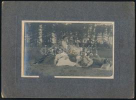 cca 1900 Borpatak (Erdély), piknikezők, rajta Szirti Vilmos a nagybányai bányafelügyelőség elnöke, hátoldalon feliratozott fotó, paszpartuban, 8×13 cm