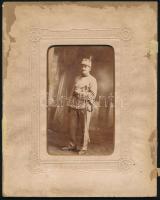 1914 Erdély, csíkszeredai hadnagy portréja, fotó paszpartuban, hátoldalon beszámoló a harci ütközetről, 13×9 cm