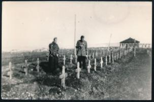 1943 Oroszország, magyar katonatiszt katonai temetőben tábori pappal, fotó, 9×13 cm