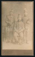 1914 Három katona borosüveggel, keményhátú fotó a szolnoki Rekord fényképészeti műteremből, hátoldala sérült, 10,5×6,5 cm