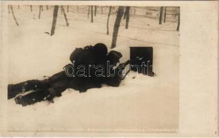 Előnyomulás védőpáncéllal a drótakadályokig. Cs. és kir. hadilevéltár fényképészeti osztálya. Hadifénykép Kiállítás / WWI K.u.K. military, soldier's advance with protective armor to the wire barriers