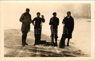 1933 Ráckeve, havas út takarítása télen. photo + "RÁCZKEVE - BUDAPEST 184. SZ." vasúti mozgóposta bélyegző (fl)
