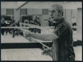 1980 Borisz Bregvadze (1926-2012) orosz balettművész autográf dedikációja őt ábrázoló fotón, Kaszás Ildikó (1941-2024) balett-táncos, koreográfus részére, 13x18 cm