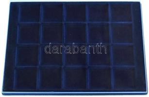 1db éremtartó tálca, 20 férőhellyel (36x36mm), használt, de jó állapotban, gyengébb állapotú átlátszó tetővel (külső méret 23x17cm)