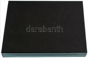 Éremtartó kazetta összesen 24 férőhellyel (50x50mm) kivehető tálcával, használt, de jó állapotban