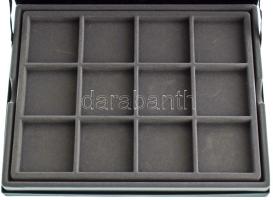 Éremtartó kazetta összesen 24 férőhellyel (50x50mm) kivehető tálcával, használt, de jó állapotban