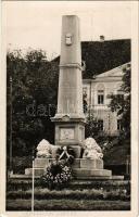 Sepsiszentgyörgy, Sfantu Gheorghe; Hősi emlékmű koszorúkkal, mögötte a Vármegyeháza. Székely Mikó Kollégium könyvesboltja kiadása / Hungarian military monument with wreaths, county hall (EK)