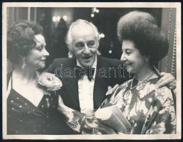 Sir Anton Dolin (1904-1983) angol balett-táncos, koreográfus autográf dedikációja őt ábrázoló fotón, Kaszás Ildikó (1941-2024) balett-táncos, koreográfus részére, egyik sarkán kisebb sérüléssel, 16,5x21,5 cm // Autograph signed photo of Sir Anton Dolin (1904-1983) English ballet dancer and choreographer, with minor corner damage