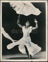 Judith Jamison (1943-2024) amerikai táncos, koreográfus autográf aláírása őt ábrázoló fotón, kisebb sérülésekkel, 26x20 cm // Autograph signed photo of Judith Jamison (1943-2024) American dancer and choreographer, slightly damaged