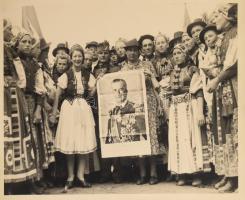 ca 1940 Erdélyi lányok, asszonyok népviseletben Horthy Miklós kormányzót ábrázoló plakátot tartanak kezükben, feltehetően az erdélyi bevonuláskor készült a fotó 24x18 cm