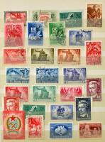 Kis tétel magyar bélyegekből 16 lapos közepes berakóban, másodpéldányokkal + hozzá 1994-es Magyar Bélyegek Katalógusa + 3 db klf témájú kiskönyv