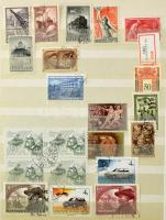 Kis tétel magyar bélyegekből 16 lapos közepes berakóban, másodpéldányokkal + hozzá 1994-es Magyar Bé...