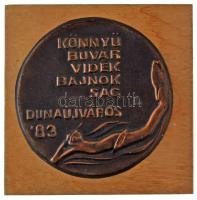 1983. "Könnyűbúvár Európa-bajnokság Dunaújváros 1983" egyoldalas bronz lemezérem, fa talpo...