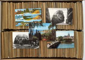 FRANCIAORSZÁG - Kb. 2400 db főleg RÉGI város képeslap dobozban, vegyes minőségben / FRANCE - Cca. 2400 mainly pre-1945 French town postcards in a box, in mixed quality