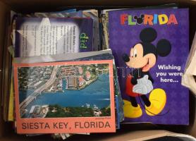 AMERIKAI EGYESÜLT ÁLLAMOK - Kb. 700 db MODERN város képeslap egy dobozban / UNITED STATES OF AMERICA, USA - Cca. 700 MODERN town-view postcards in a box