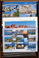 JUGOSZLÁVIA - Kb. 700 MODERN város képeslap egy dobozban / YUGOSLAVIA - Cca. 700 MODERN town-view postcards in a box