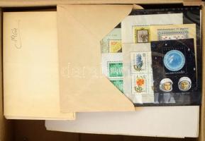 Magyar postatiszta blokkgyűjtemény a 60-as 80-as évekből évenként borítékokban elhelyezve és jó minőségben megőrizve, egyes időszakok másodpéldányokkal, hozzá bélyegzett külföldi bélyegek berakólapokon, küldemények, képeslapok, régi magyar katalógus. Érdemes megnézni!!