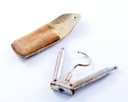 Antik német összecsukható utazó fém vállfa, bőr tokjában, h: 8 cm