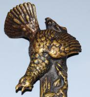 Bronz vadászati témájú plasztikus túzok mintás levélbontó, h: 27,5 cm