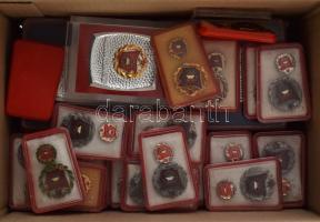 Vegyes, 58db-os szocialista brigád tétel, benne DN(~1960-1970) "Szocialista Brigád - A szocializmusért" díjplakett arany fokozat (2xklf változat és klf plasztiktokban), (48x58mm) + ezüst fokozat plasztiktokban (4x), (48x58mm) + bronz fokozat plasztiktokban (3x), (48x58mm) + DN(~1970-1980) "Szocialista Brigád" műgyantás fém jelvény arany fokozat, miniatűrrel, plasztiktokban (2x) + ezüst fokozat, miniatűrrel, plasztiktokban (45x) + bronz fokozat, miniatűrrel, plasztiktokban (2x) T:AU,XF, közte pár sérült tok