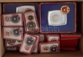 Vegyes, 64db-os szocialista brigád tétel, benne DN(~1960-1970) "Szocialista Brigád - A szocializmusért" arany fokozat (3db,2xklf változat és klf plasztiktokban), (48x58mm) + ezüst fokozat plasztiktokban (5x), (48x58mm) + bronz fokozat plasztiktokban (4x), (48x58mm) + DN(~1970-1980) "Szocialista Brigád" műgyantás fém jelvény arany fokozat, miniatűrrel, plasztiktokban (2x) + ezüst fokozat, miniatűrrel, plasztiktokban (48x) + bronz fokozat, miniatűrrel, plasztiktokban (2x) T:AU,XF, közte pár sérült tok, közte 2db plaketten elengedett a ragasztás ezért szétjön