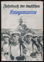 Jahrbuch der deutschen Kriegsmarine 1940. Leipzig, 1939, Breitkopof &amp; Härtel, 184 p. Fekete-fehér fotókkal illusztrálva. Német nyelven. Kiadói egészvászon-kötés, jó állapotban, kissé sérült kiadói papír védőborítóban.