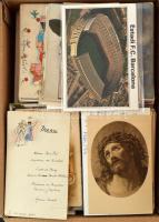 Kb. 2000 db főleg 1960 előtti motívum képeslap dobozban / Cca. 2000 mainly pre-1960 motive postcards in a box