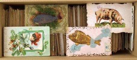 Kb. 600 db főleg régi dombornyomott, rátétes, stb. üdvözlőlap egy dobozban / Cca. 600 mainly pre-1945 Embossed (Emb.), decorated, etc. greeting postcards in a box