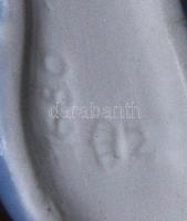 Jelzett szőlőt evő hölgy figura, hibátlan, m: 8,5 cm