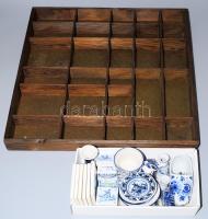 Doboznyi Delft stílusú porcelán kis tárgy és miniatúra, hozzá 46x41 cm-es fa miniatúra tartóval.