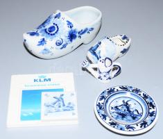 Doboznyi Delft stílusú porcelán kis tárgy és miniatúra, hozzá 46x41 cm-es fa miniatúra tartóval