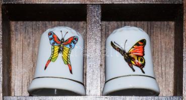 6 darab lepkemintás porcelán gyűszű, fa tartóban, 16x8 cm